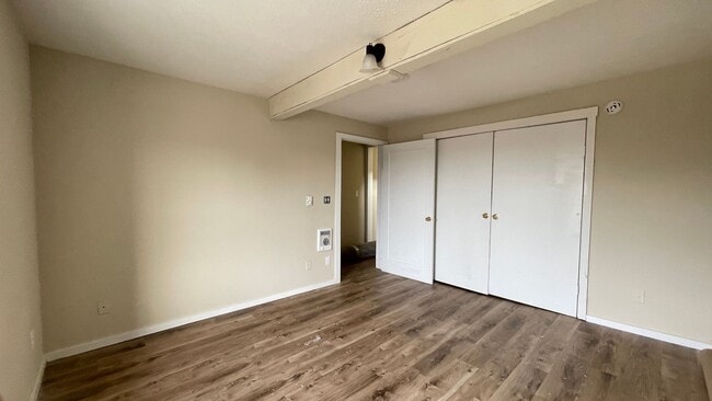 Foto del edificio - UPSTAIRS....2 Bedroom 1 Bath