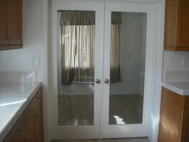 Foto del edificio - Love living near the Beach into this spacious 5 bedroom home