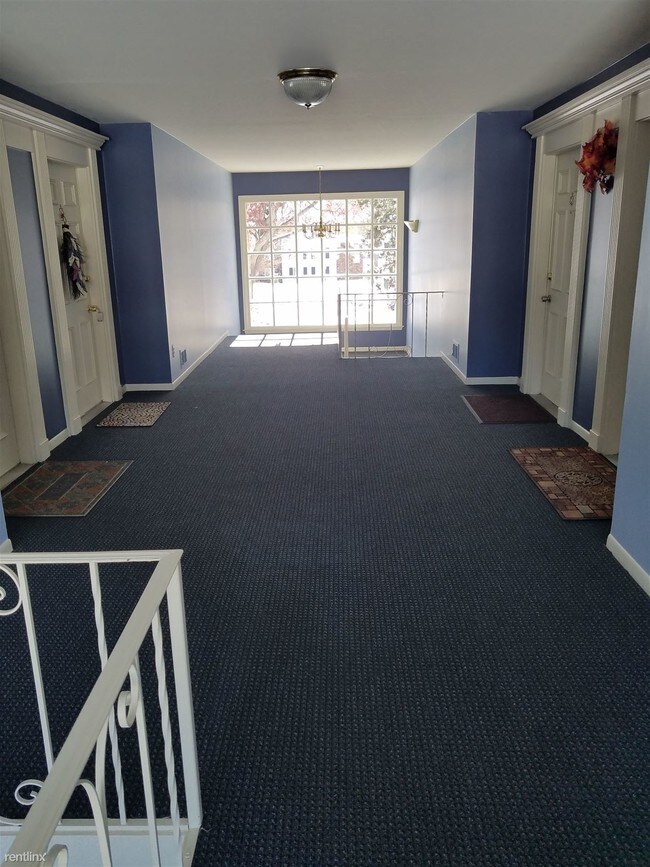 Building Photo - 480 N Fox Hills Dr