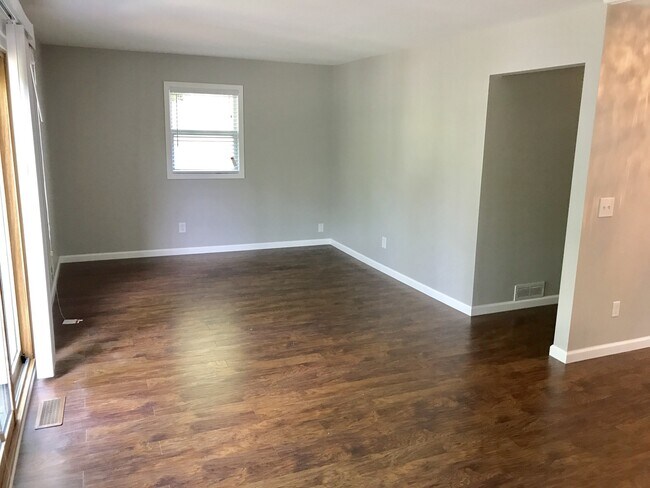 Foto del edificio - Robbinsdale's 3-Bedroom Home with Walk-Out Deck!