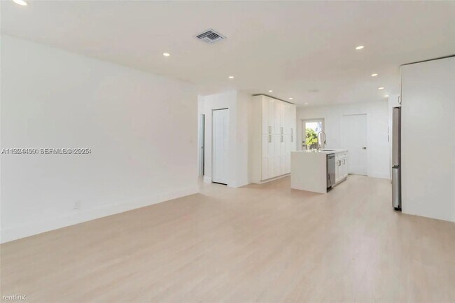 Foto del edificio - 1421 NE 30th Ct