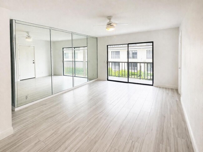 Foto del edificio - 6521 Bay Club Dr