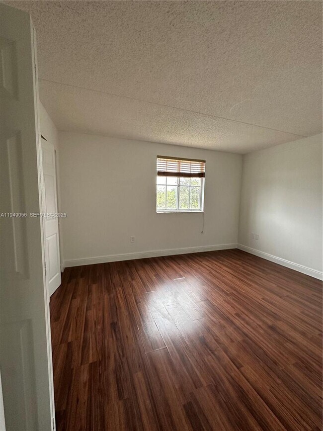 Foto del edificio - 6045 NW 186th St