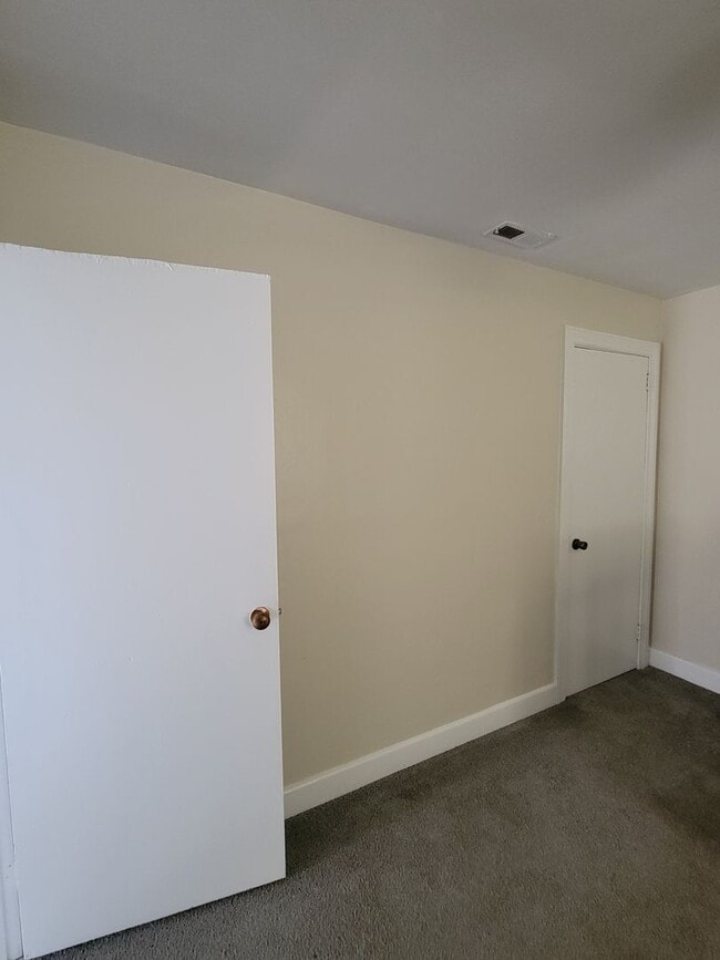 Building Photo - 408 Hanbury Ave