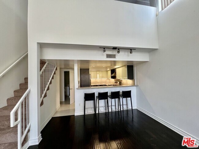 Foto del edificio - 1353 N Fuller Ave