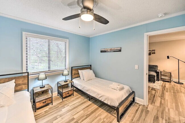 Building Photo - Charming 2 Bed/2 Bath Condo in Hilton Head...
