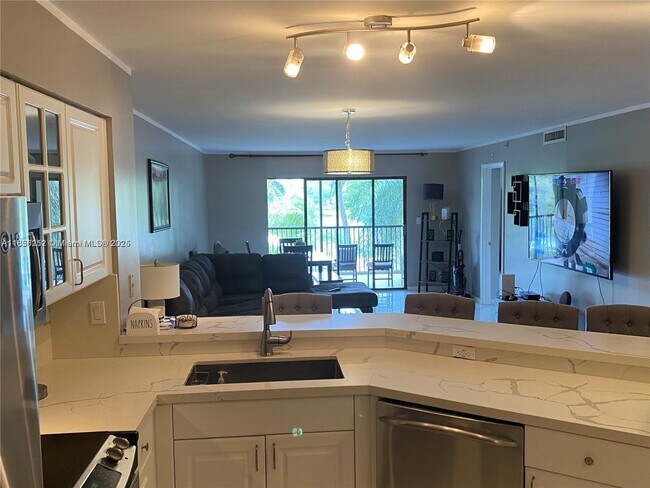 Building Photo - 2205 S Cypress Bend Dr
