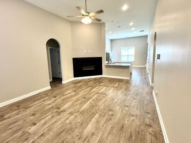 Foto del edificio - Now Leasing a 5-bedroom 3 bath home in Hor...