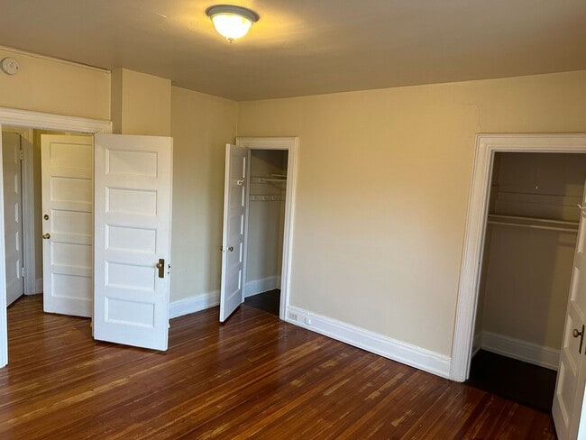 Building Photo - Corner Unit One Bedroom Apartment Availabl...