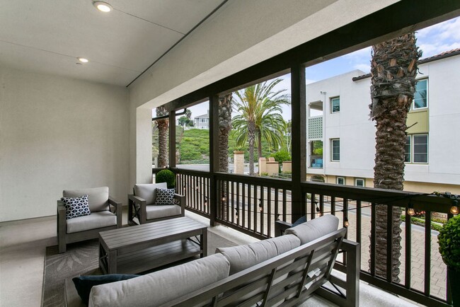 Building Photo - Amazing South Cove Townhome Near Doheny St...