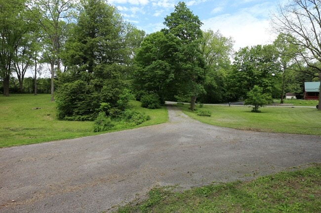 Foto del edificio - Country Rambler on Large Lot!