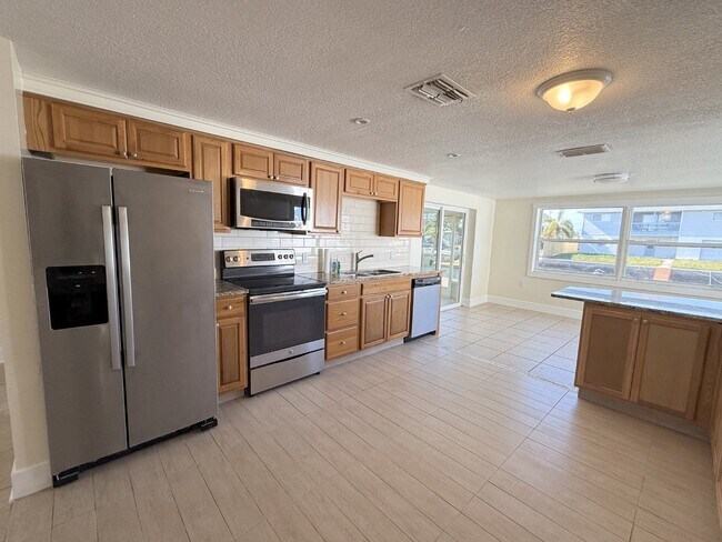 Foto del edificio - "Charming 3-Bedroom Home with Granite Countertops on Sunfish Drive, Hudson, FL!"
