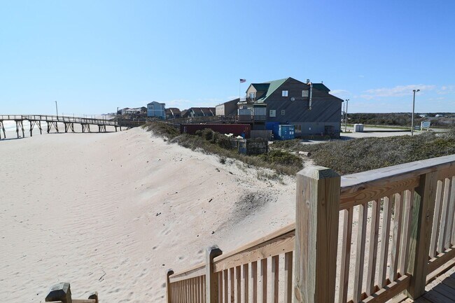 Foto del edificio - Pet Friendly Off Season Rental 4 Bedroom Oceanfront next to North Topsail Seaview Pier 12/1/2025 ...