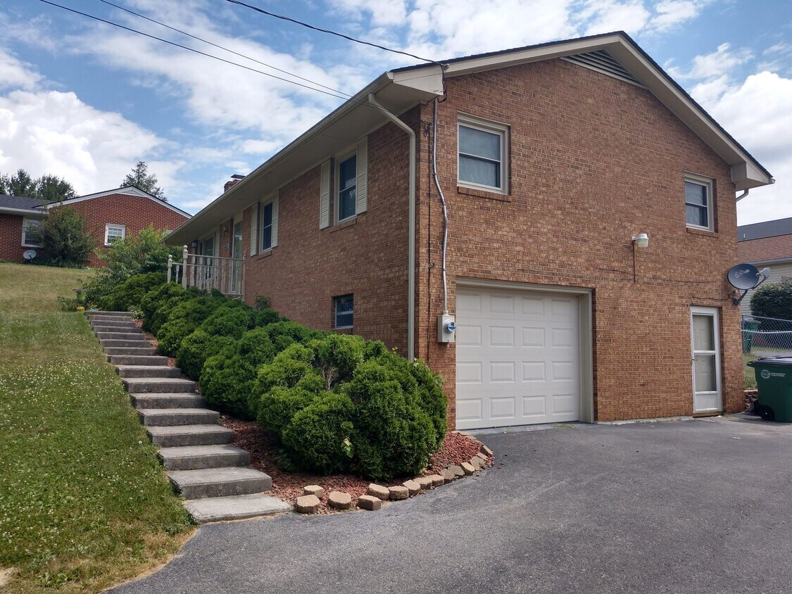 Foto del edificio - Christiansburg, 4 bedroom 2.5 Bath Home Av...