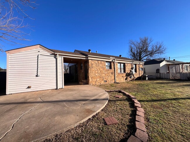 Building Photo - 3 Bed 1 Bath in Midwest City!