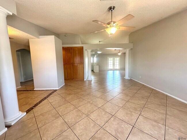 Building Photo - 2723 S 31st Dr