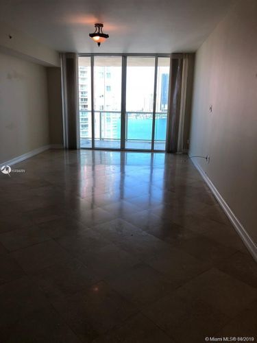 Foto del edificio - 3330 NE 190th St