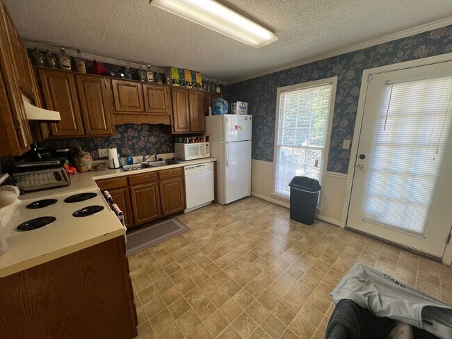 Foto del edificio - 2 Bedroom Apartments/Townhomes in Five Points!