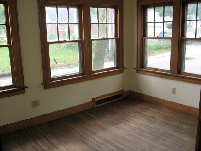 Building Photo - 419 E Pettit Ave