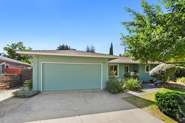 Foto del edificio - 4 Bedroom 3 Bathroom in Central Davis - Immediate Move-In