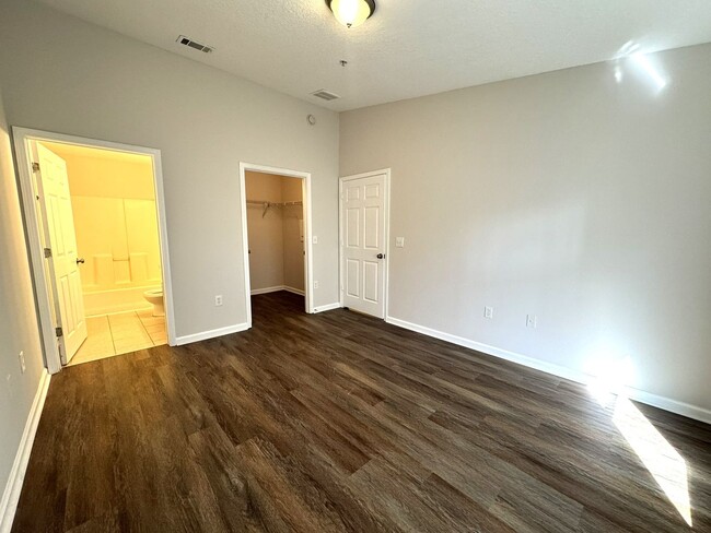 Foto del edificio - Updated 3BR/2BA Westside Condo