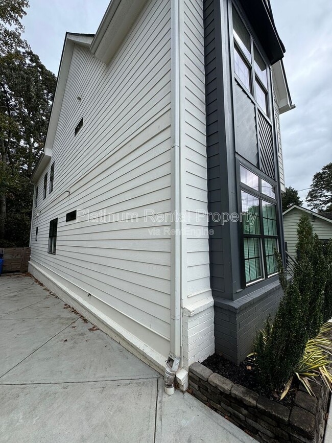 Building Photo - 150 Dahlgren St SE