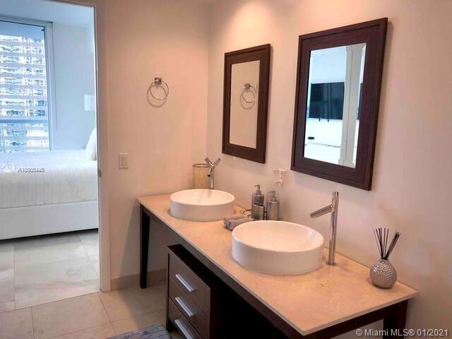 Building Photo - 485 Brickell Ave