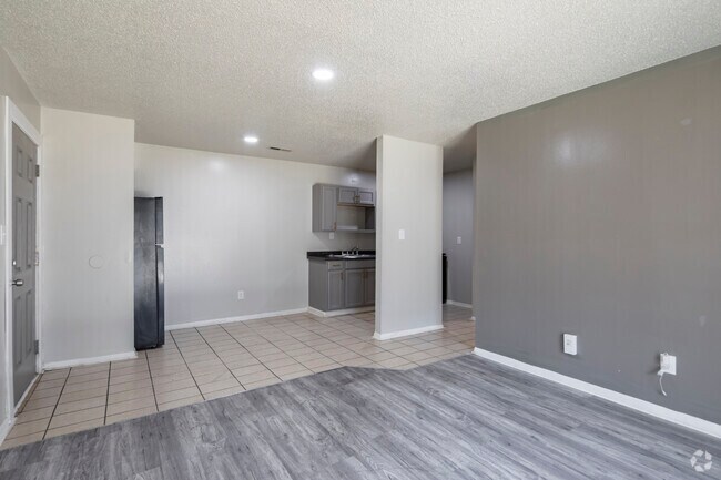 1 habitación, 1 baño, 600 pies cuadrados, sala de estar - Redstone Garden Apartments