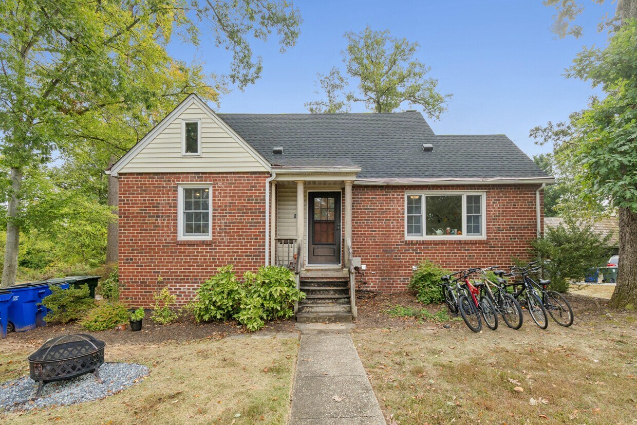 Primary Photo - 8305 48th Ave