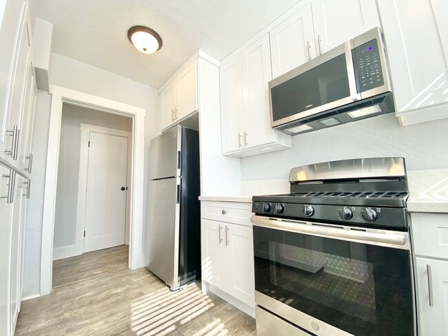 Building Photo - 1750 N La Brea Ave