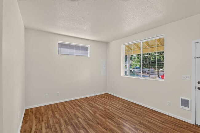 Building Photo - Bright & Spacious Townhome with Private Patio