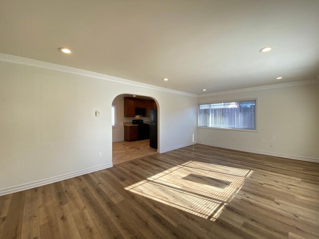 Building Photo - Home in Oceanside, Close to Mission Beach!