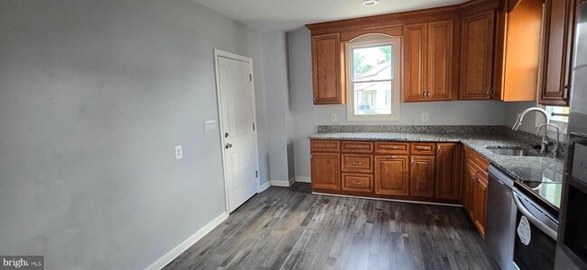 Foto del edificio - 421 Salem Ave