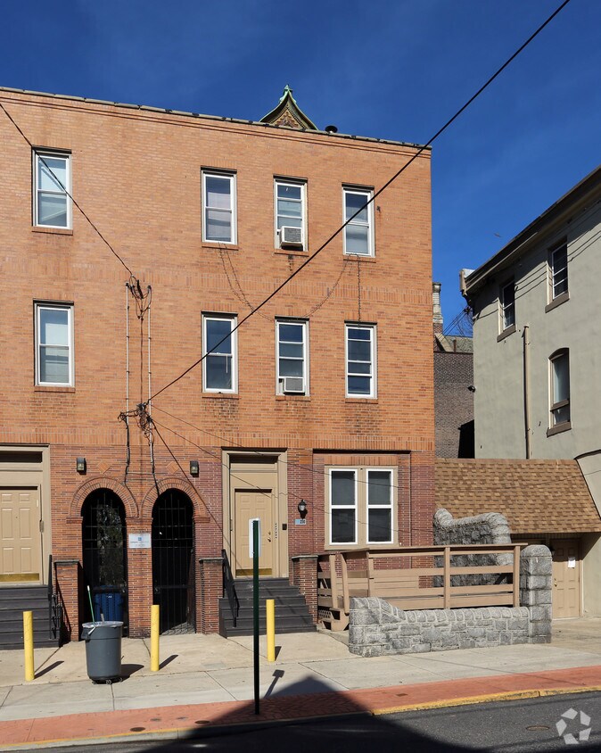 Building Photo - 230 S 41st St