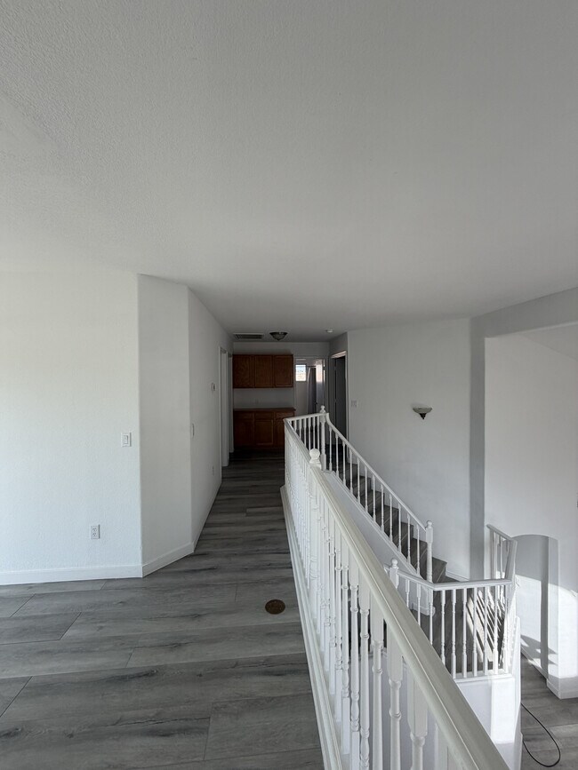 Building Photo - 1124 W Laurel Ave