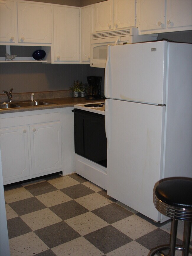 Bright and Clean Kitchen - 124 Fidelity St