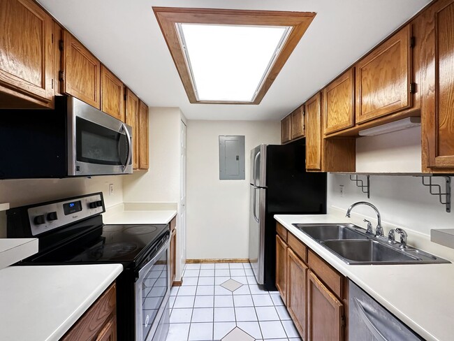 Foto del edificio - Charming 2-Bedroom Condo in Prime Location - Woodside Village