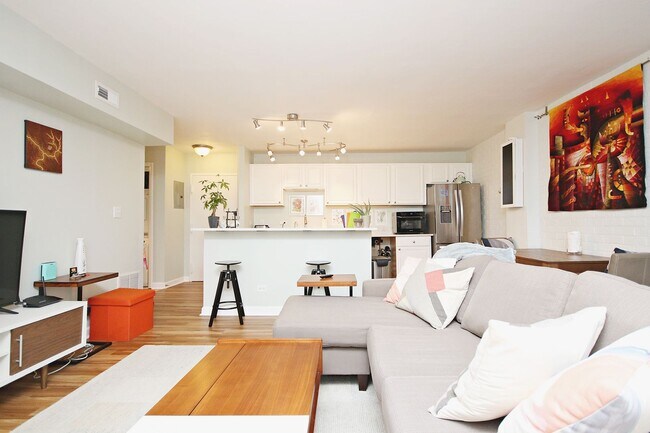 Foto del edificio - Furnished 1800 JPA Apartment Near UVA