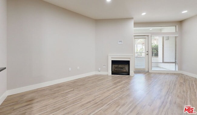 Foto del edificio - 6280 W 3rd St