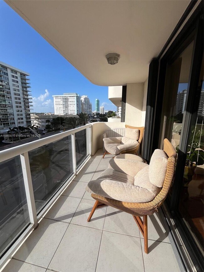 Foto del edificio - 5757 Collins Ave