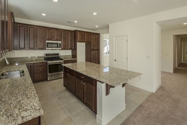 Foto del edificio - 4 bedroom, 2.5 bathroom home in Golden Valley.  washer/dryer/refigerator included