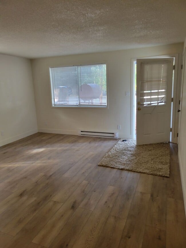 Building Photo - 3 bed/2 bath