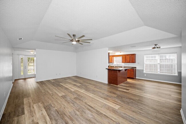 Foto del edificio - 7684 Avery Ln