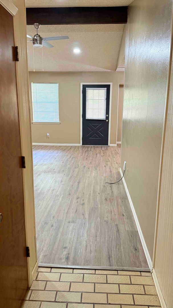 Building Photo - 3 bedroom / 2 bath / 2 car garage - Covere...