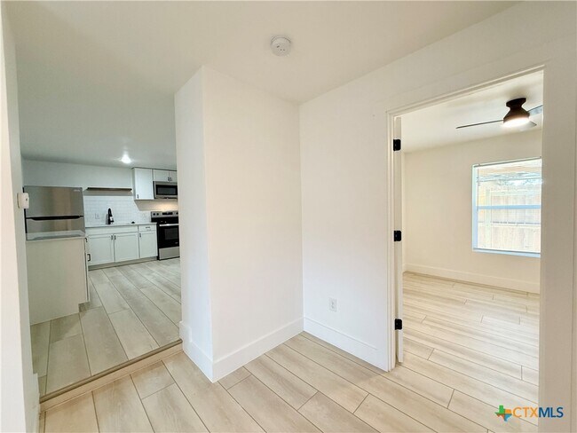 Building Photo - 2204 W San Antonio St