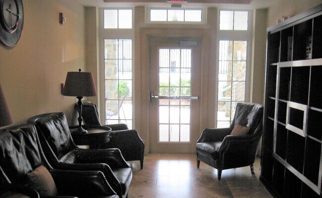 Foto del edificio - Gorgeous 1 Bed 1 Bath 1st Floor Condo In S...