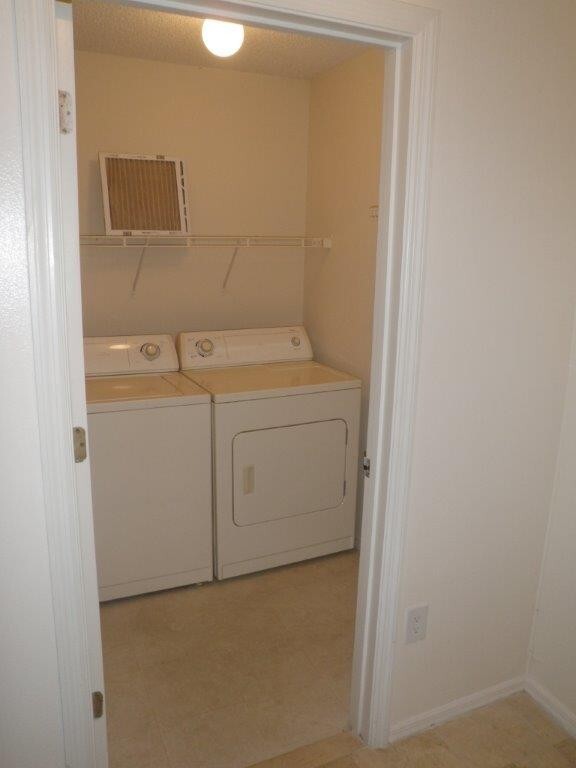 Foto del edificio - SPECIOUS 2nd FLOOR CORNER UNIT w/ 2 FULL S...