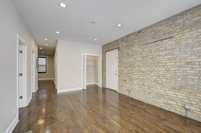 Building Photo - 2013 N Hoyne Ave