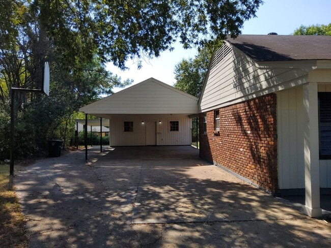 Building Photo - 3985 Bertram Cove