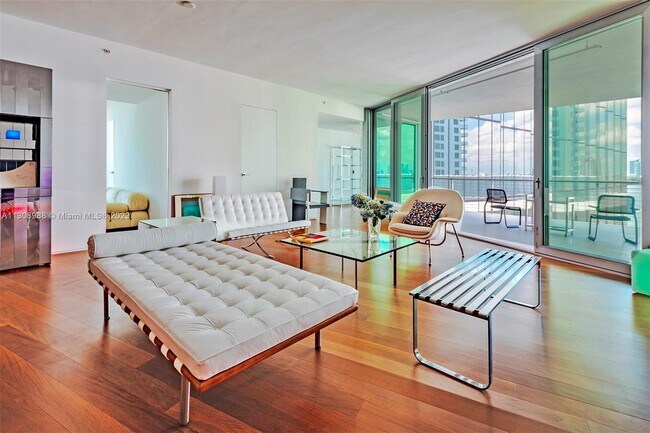 Building Photo - 999 Brickell Bay Dr
